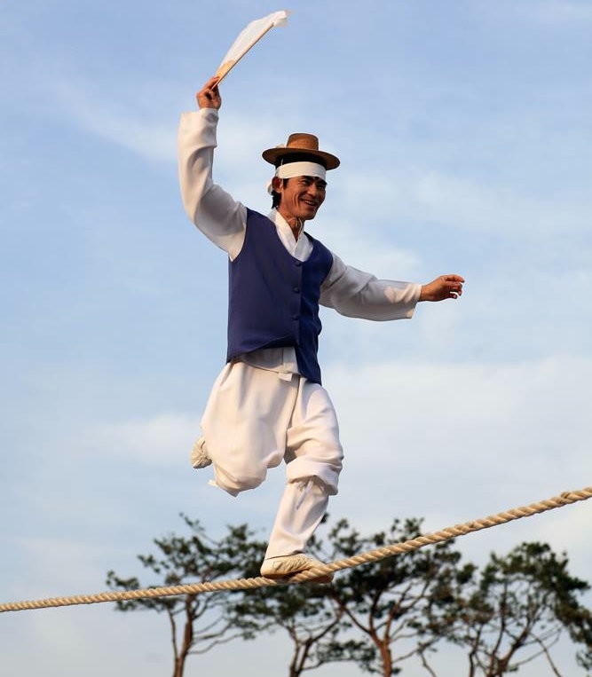 Jultagi - Korean  tightrope walking. Image credit: Koreanfestival.ca